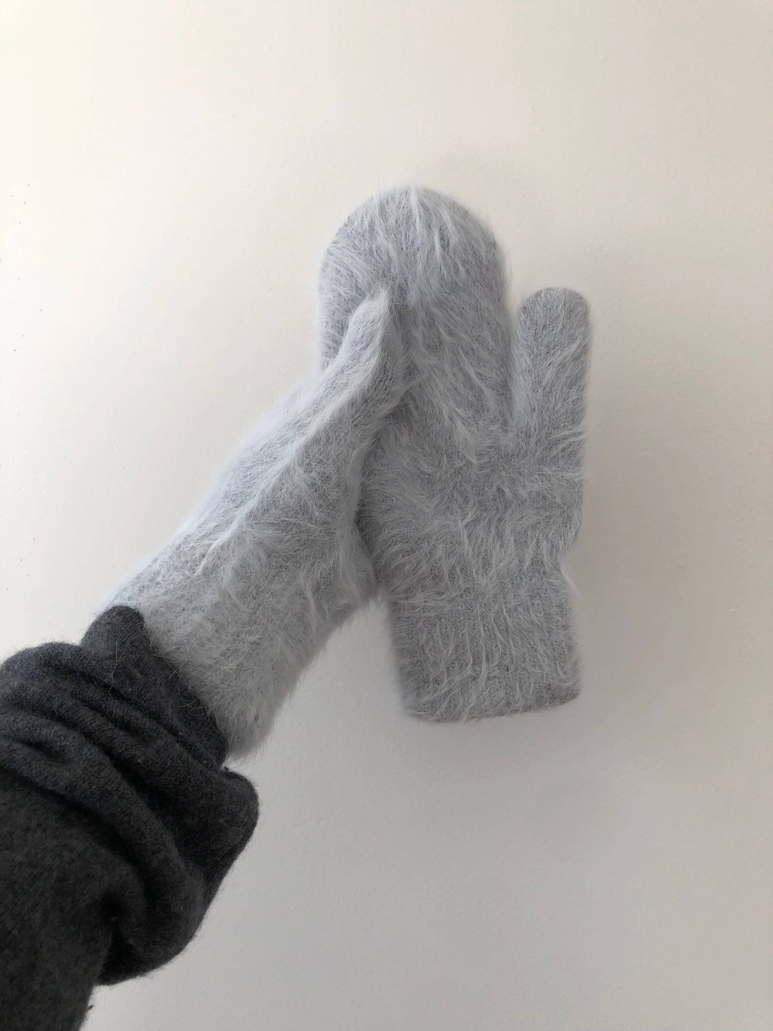 FLUFFY ANGORA MITTENS - neutral