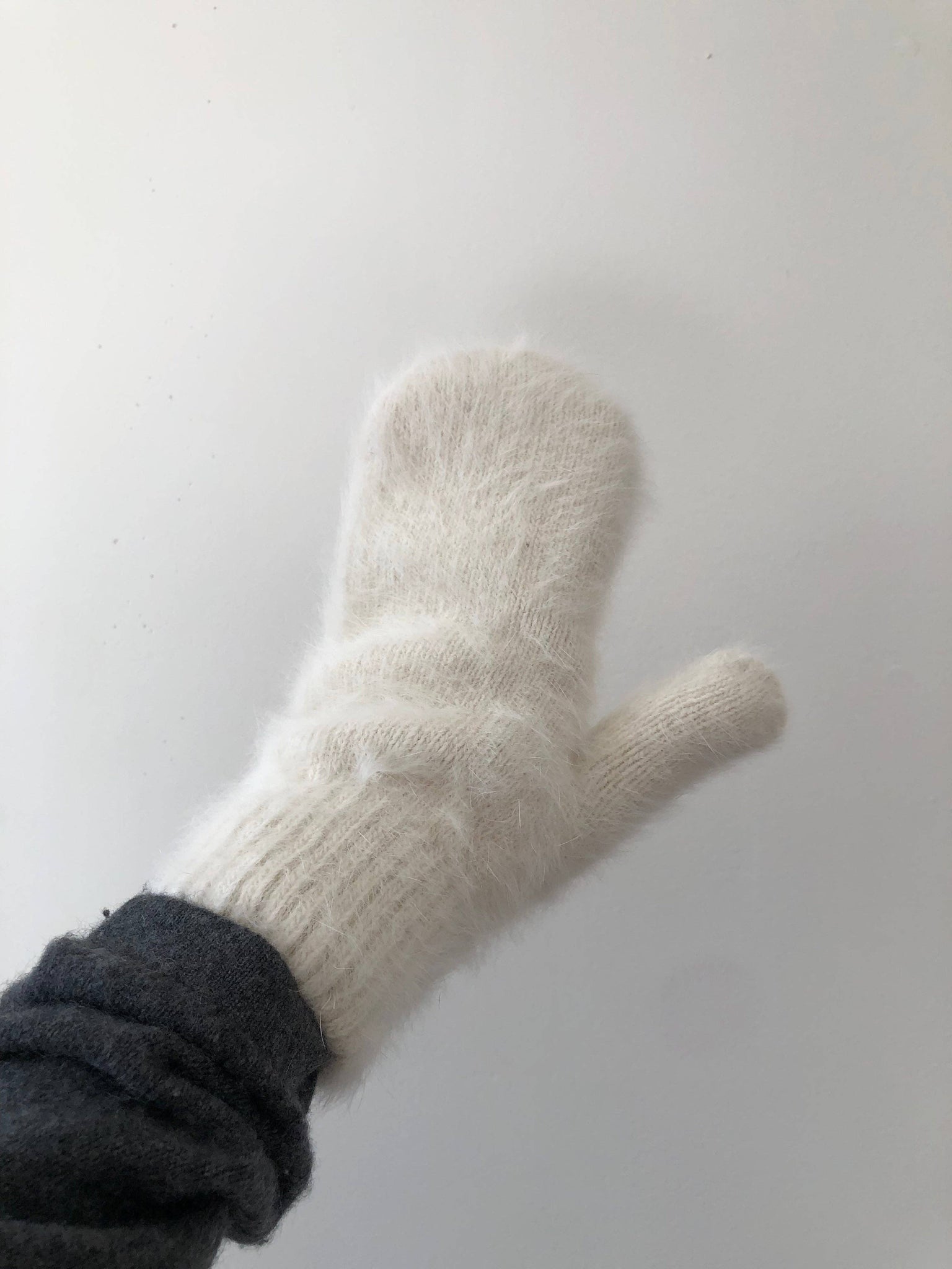 FLUFFY ANGORA MITTENS - neutral