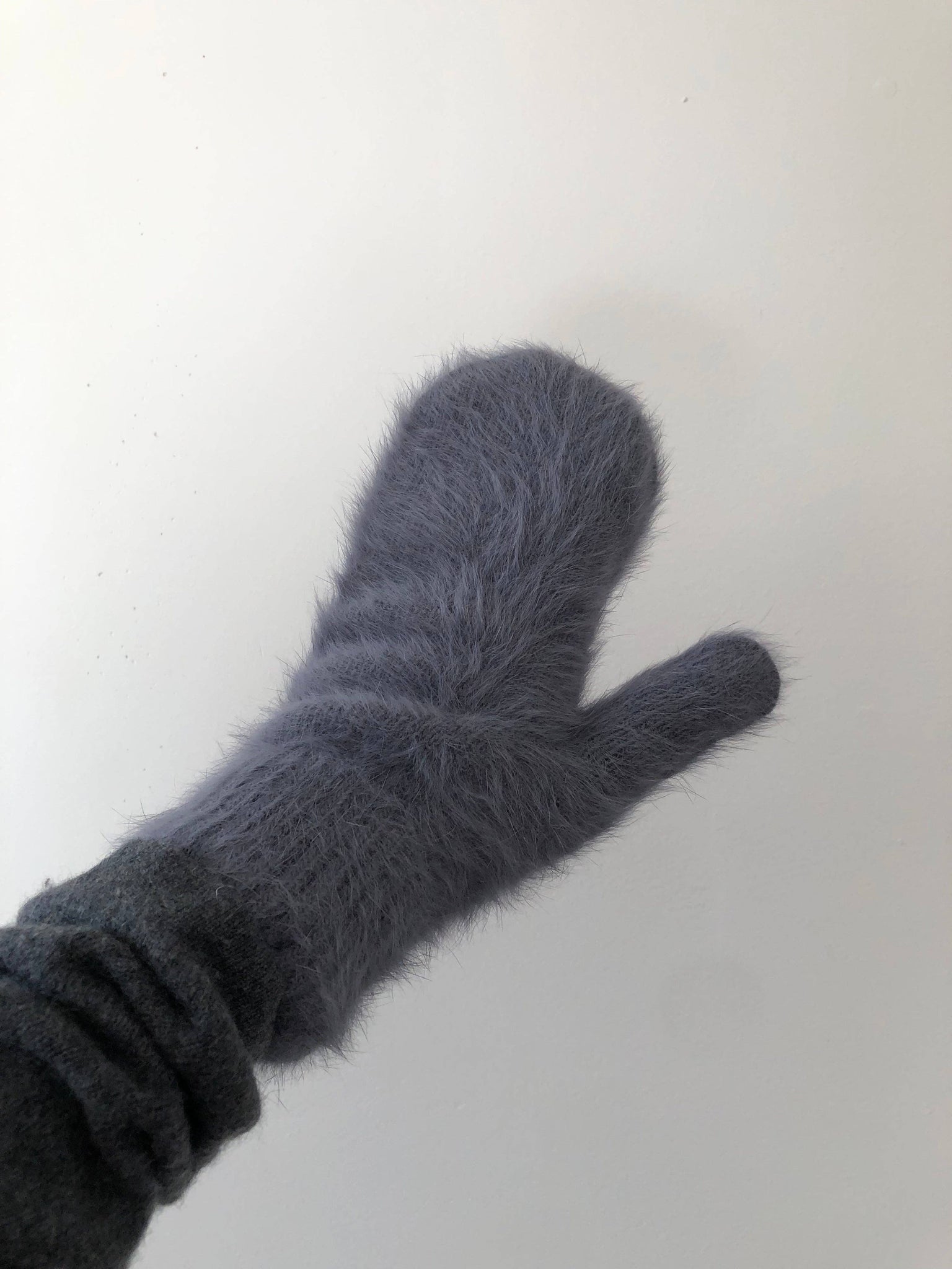 FLUFFY ANGORA MITTENS - neutral