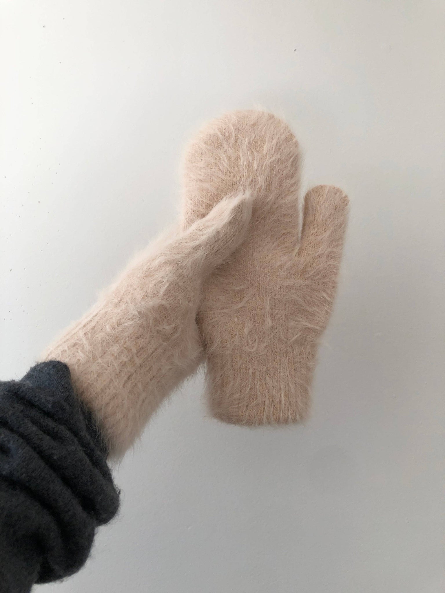 FLUFFY ANGORA MITTENS - neutral