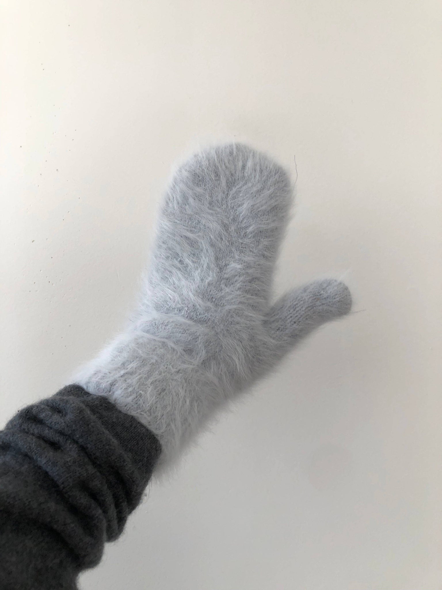 FLUFFY ANGORA MITTENS - neutral